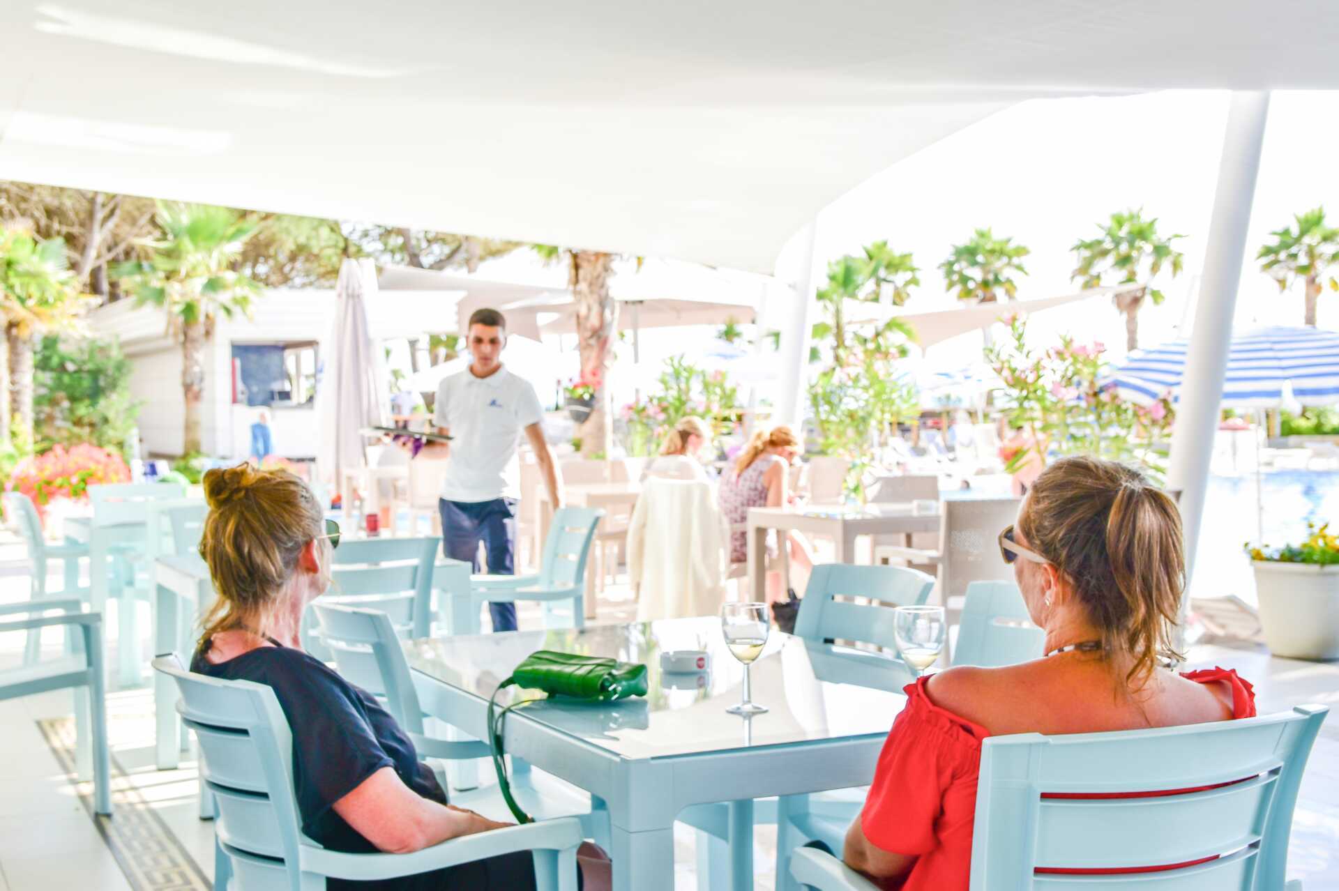 Restaurang på hotell Fafa Premium vid Durres riviera i Albanien.