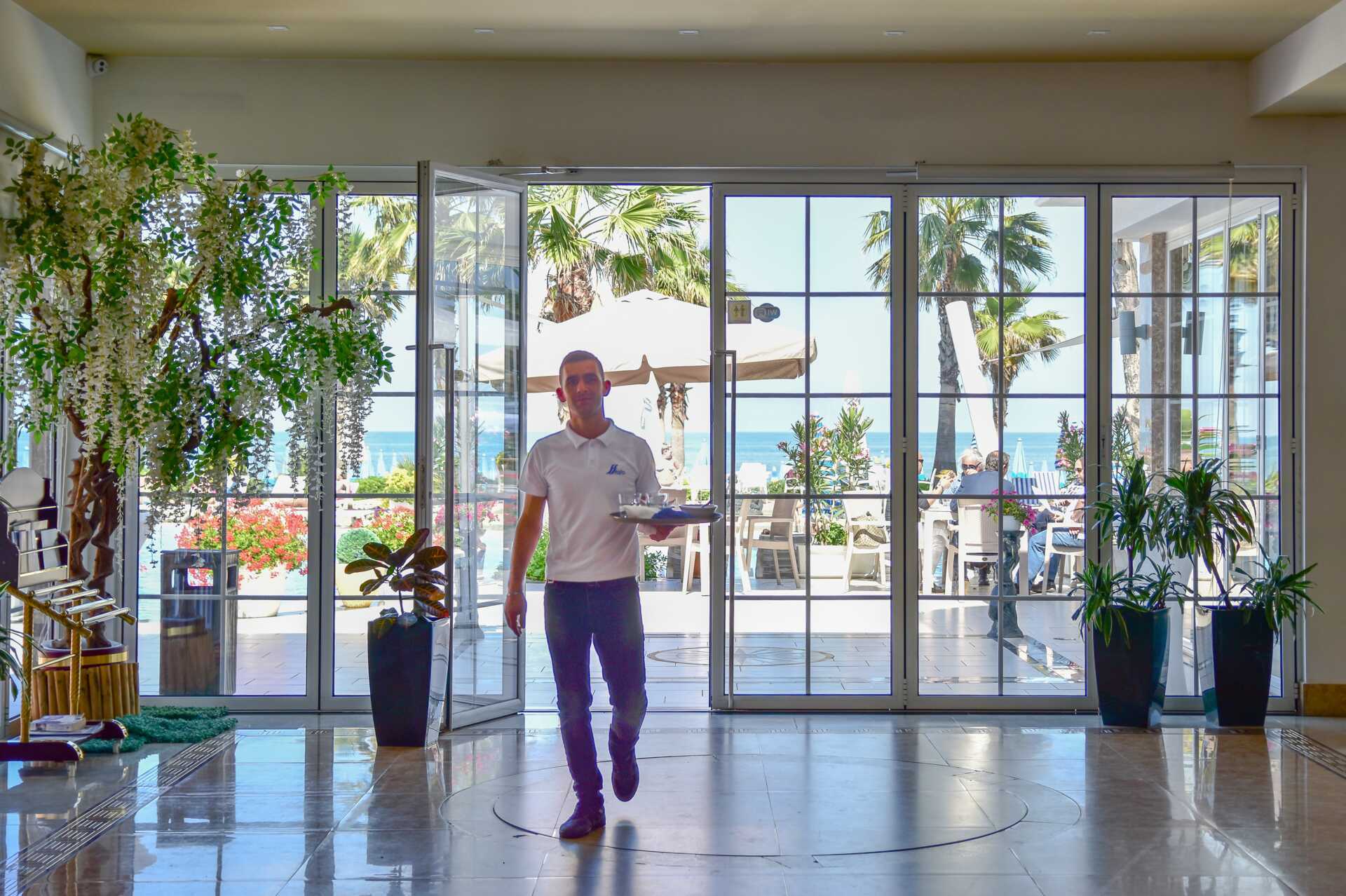 Restaurang på hotell Fafa Premium vid Durres riviera i Albanien.