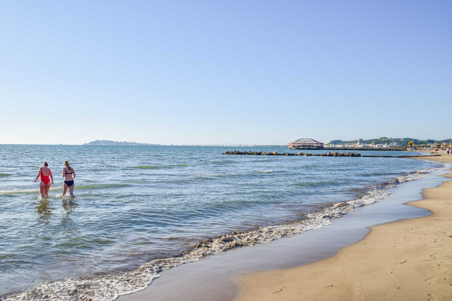 Stranden vid hotell Fafa Premium vid Durres riviera i Albanien.