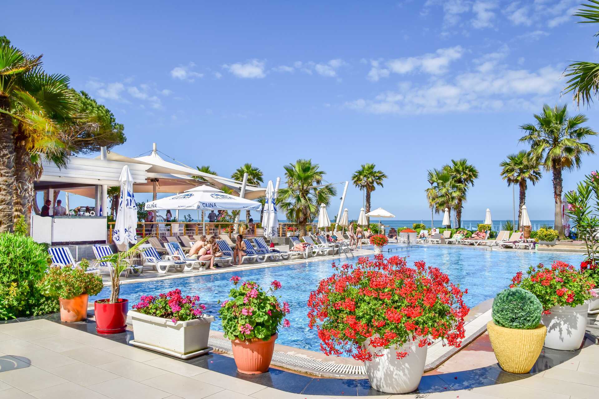 Poolområdet på hotell Fafa Premium vid Durres riviera i Albanien.