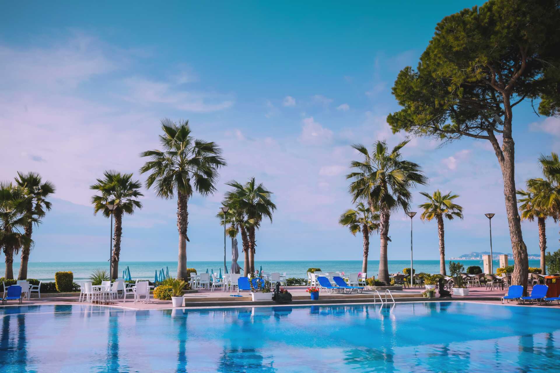 Poolområdet på hotell Fafa Premium vid Durres riviera i Albanien.