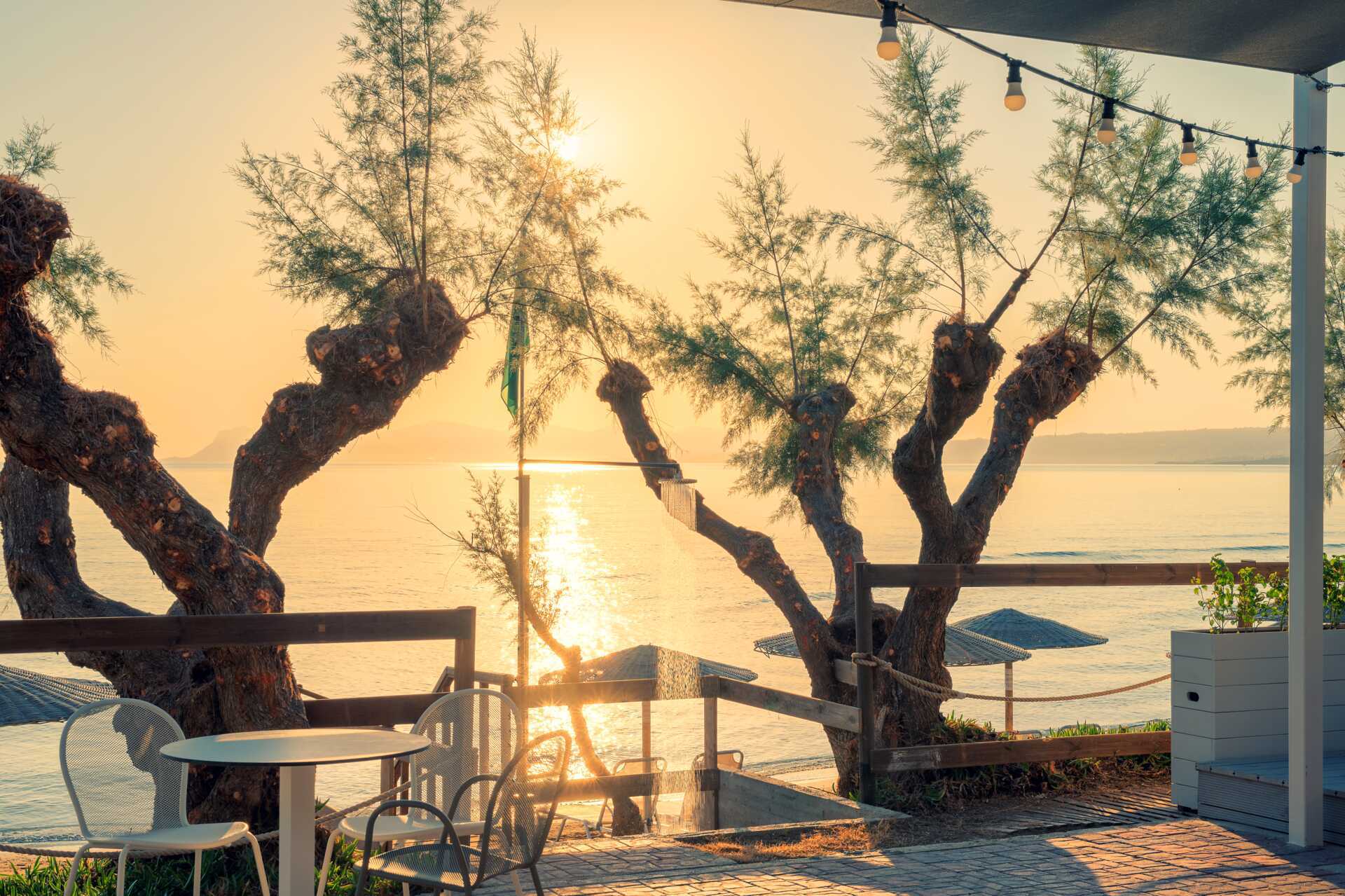 Solen går ner över stranden närmast Iolida Star.