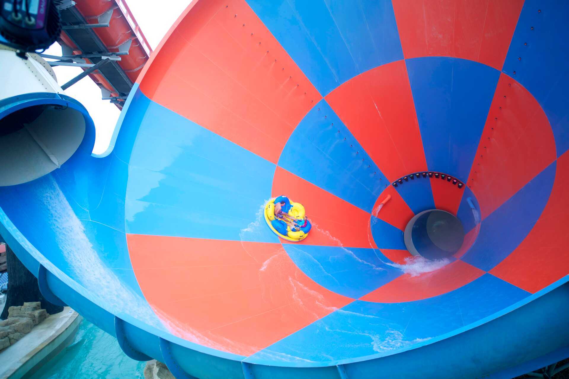 Yas Waterworld med hisnande vattenrutschkanor.