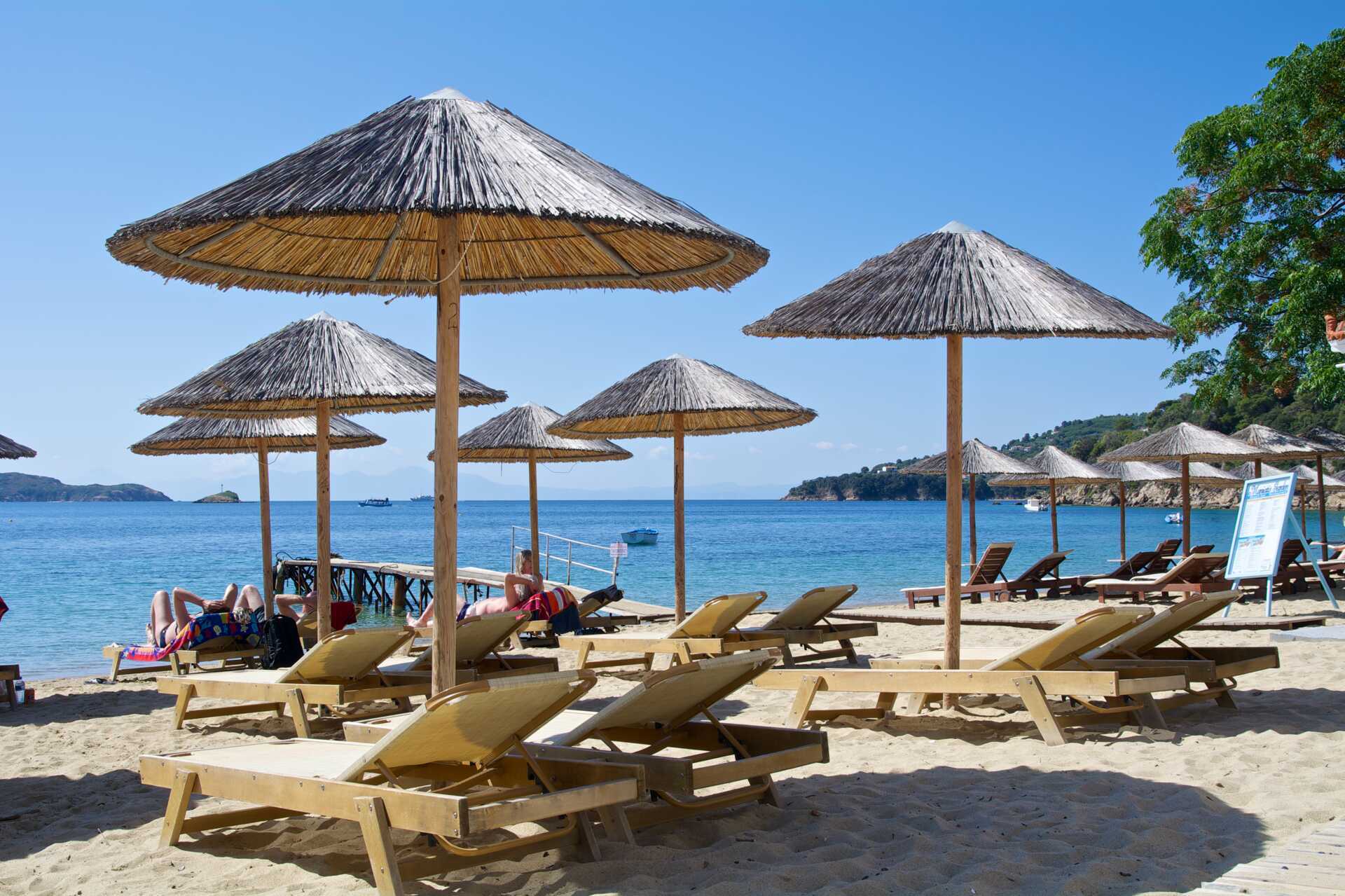 Stranden vid hotell Esperides på Skiathos, Grekland.