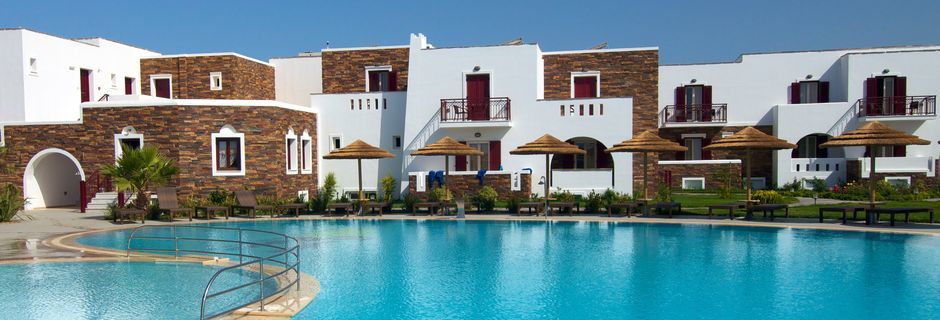 Pool på hotell Aegean Land på Naxos i Grekland.