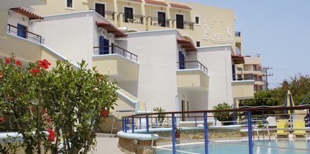 Pool på hotell Aeolos i Karpathos stad.
