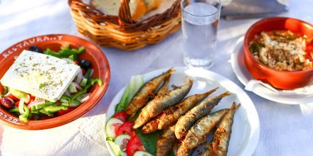 En av kvällarna bjuder på grekisk afton med lokal mat och underhållning.