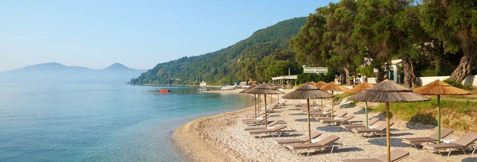 Stranden vid hotell MarBella Corfu i Agios Ioannis Peristeron på Korfu, Grekland.