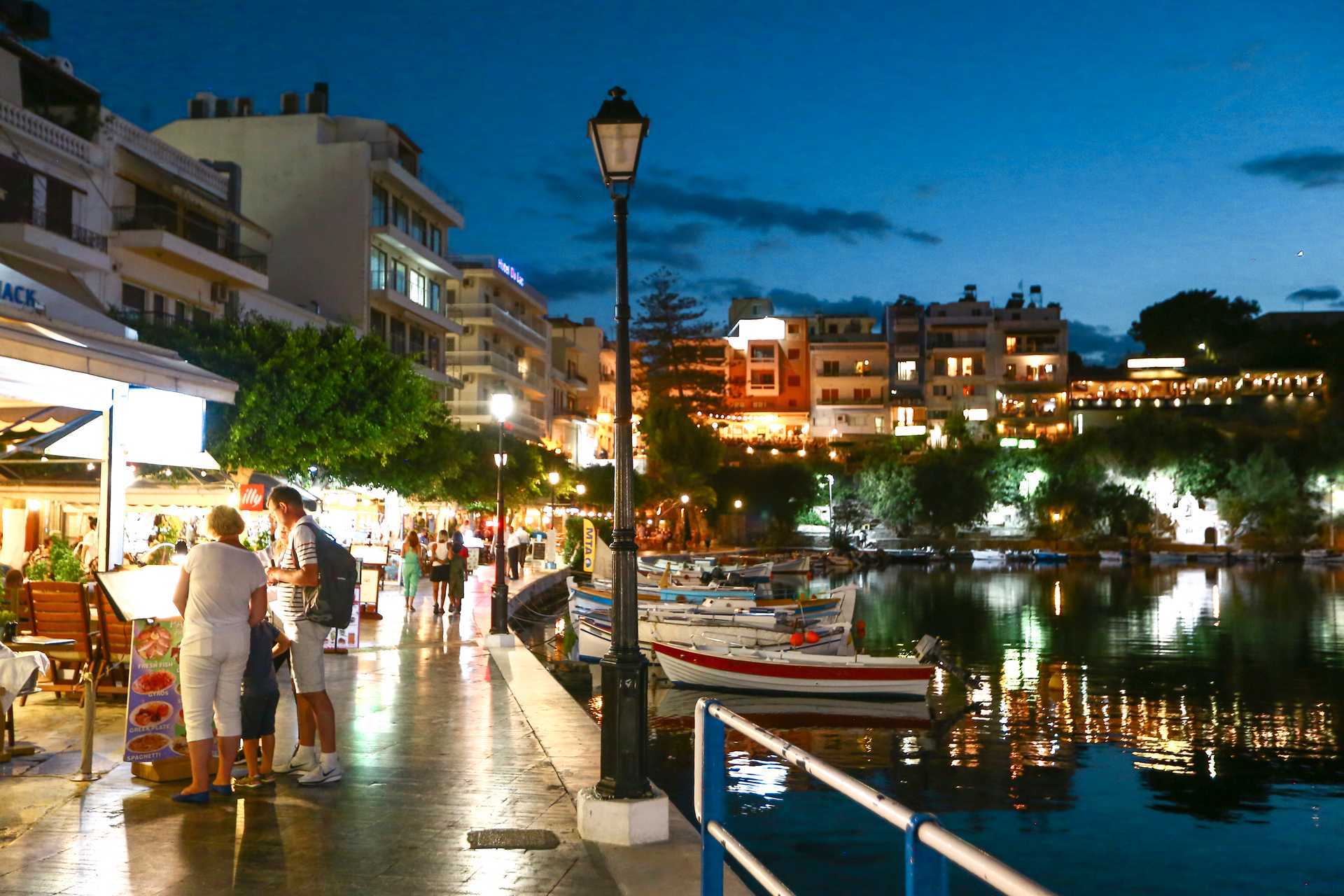 Hamnpromenaden i Agios Nikolaos på Kreta.