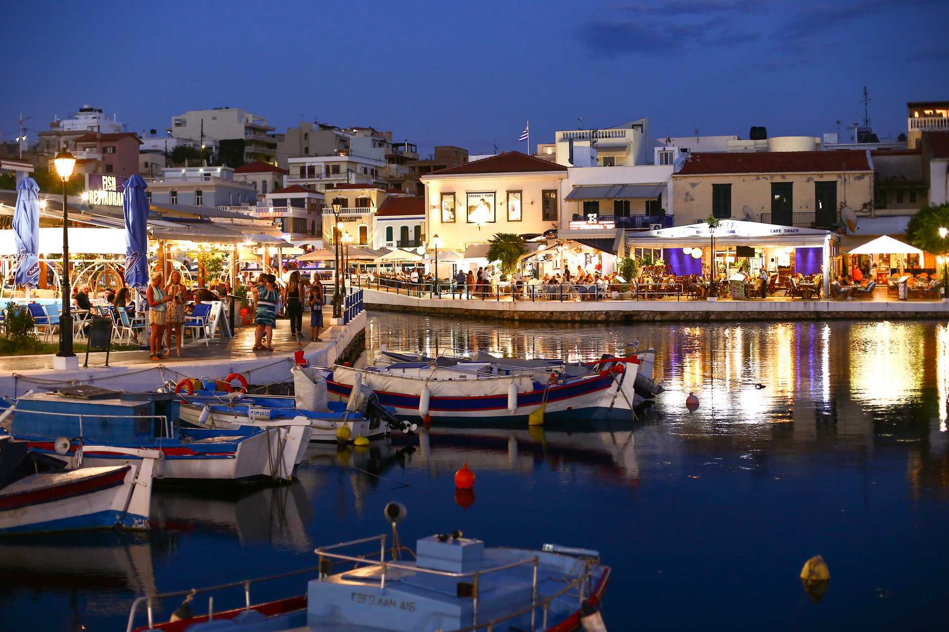 Hamnpromenaden i Agios Nikolaos på Kreta.