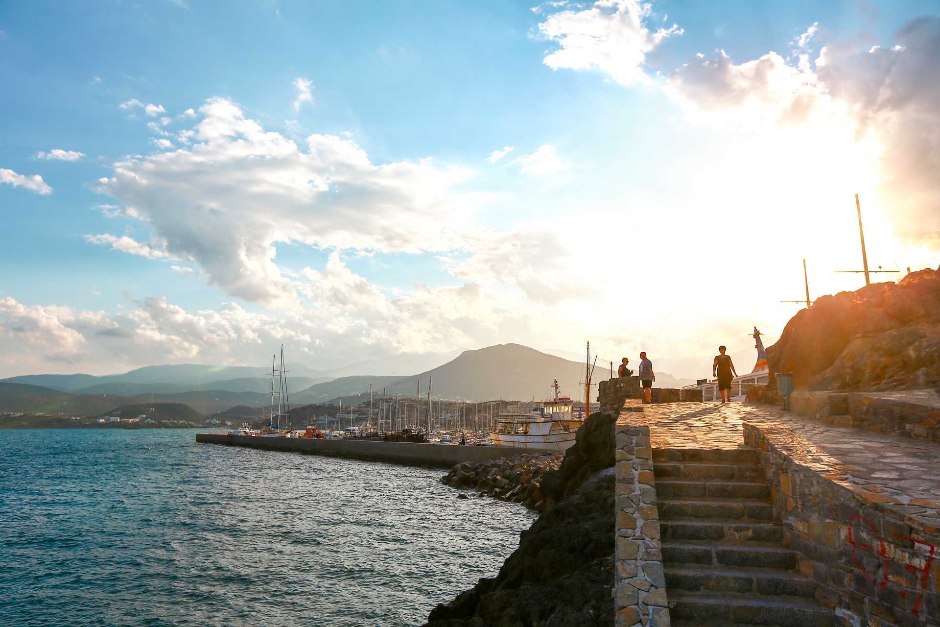 Hamnpromenaden i Agios Nikolaos på Kreta.