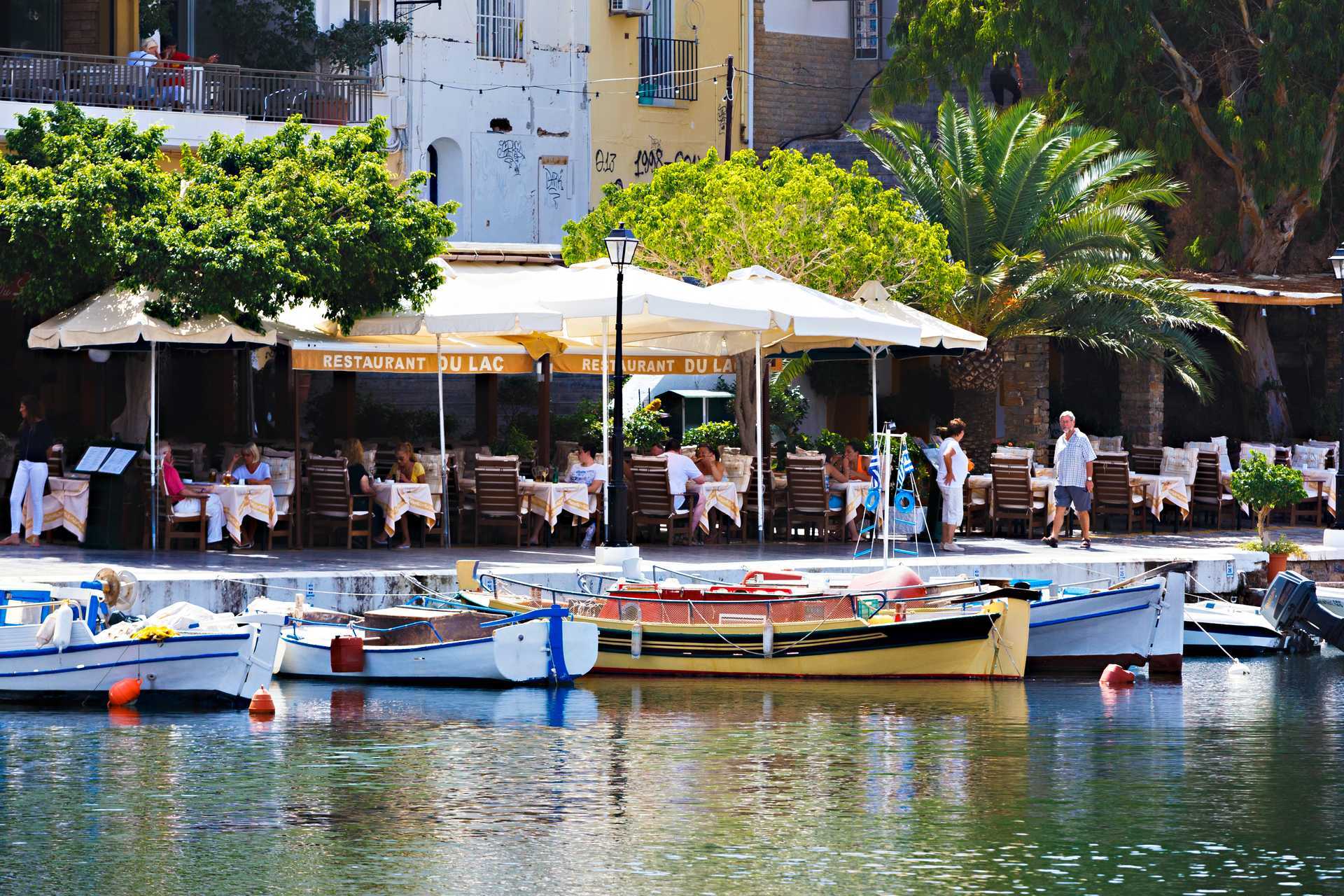 Hamnpromenaden i Agios Nikolaos.