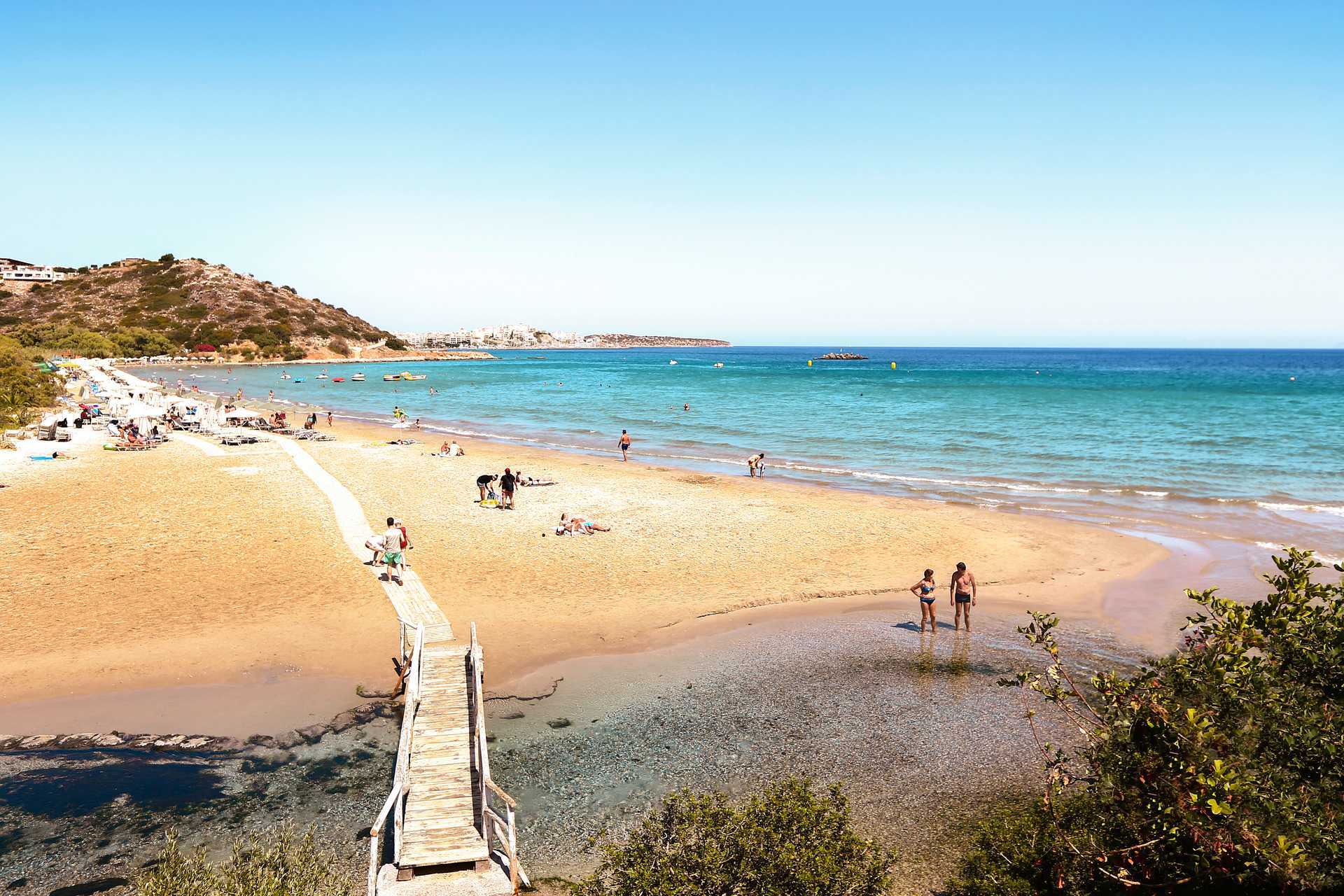 Almyros Beach vid Agios Nikolaos på Kreta.