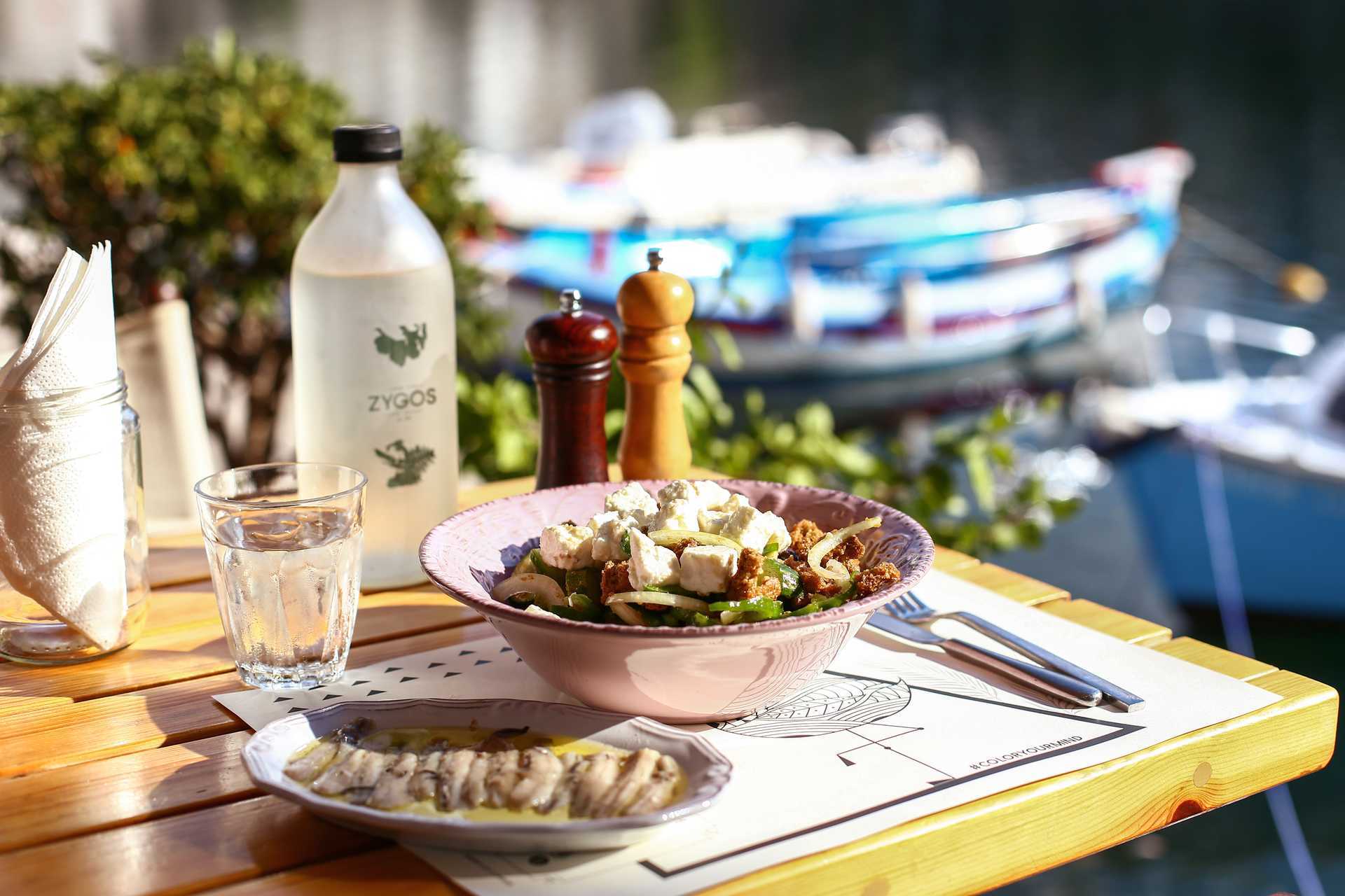 Njut av god mat längs hamnpromenaden i Agios Nikolaos på Kreta.