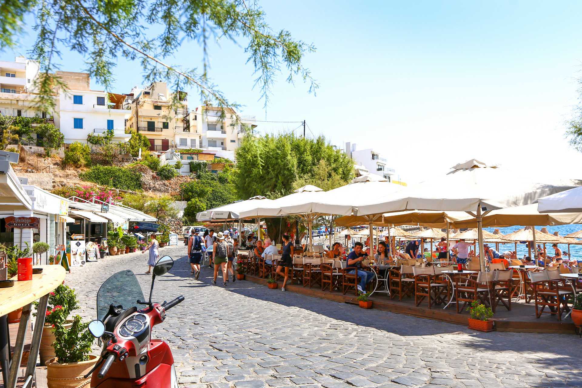 Restauranger vid Kitroplateia beach i Agios Nikolaos på Kreta.