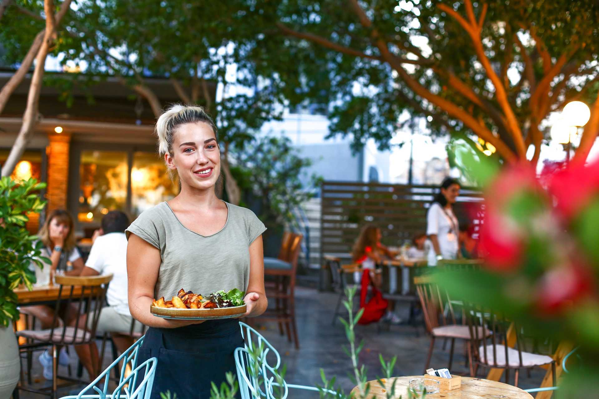 Njut av god mat längs hamnpromenaden i Agios Nikolaos på Kreta.