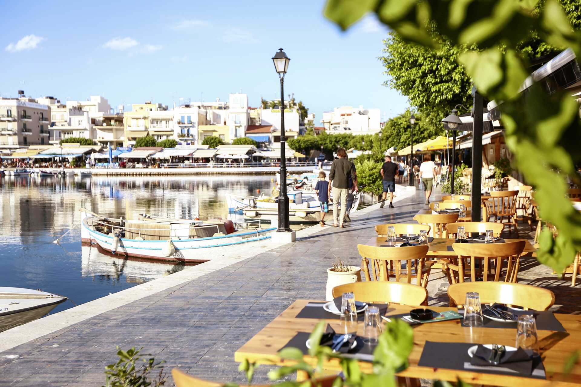 Hamnpromenaden i Agios Nikolaos på Kreta.