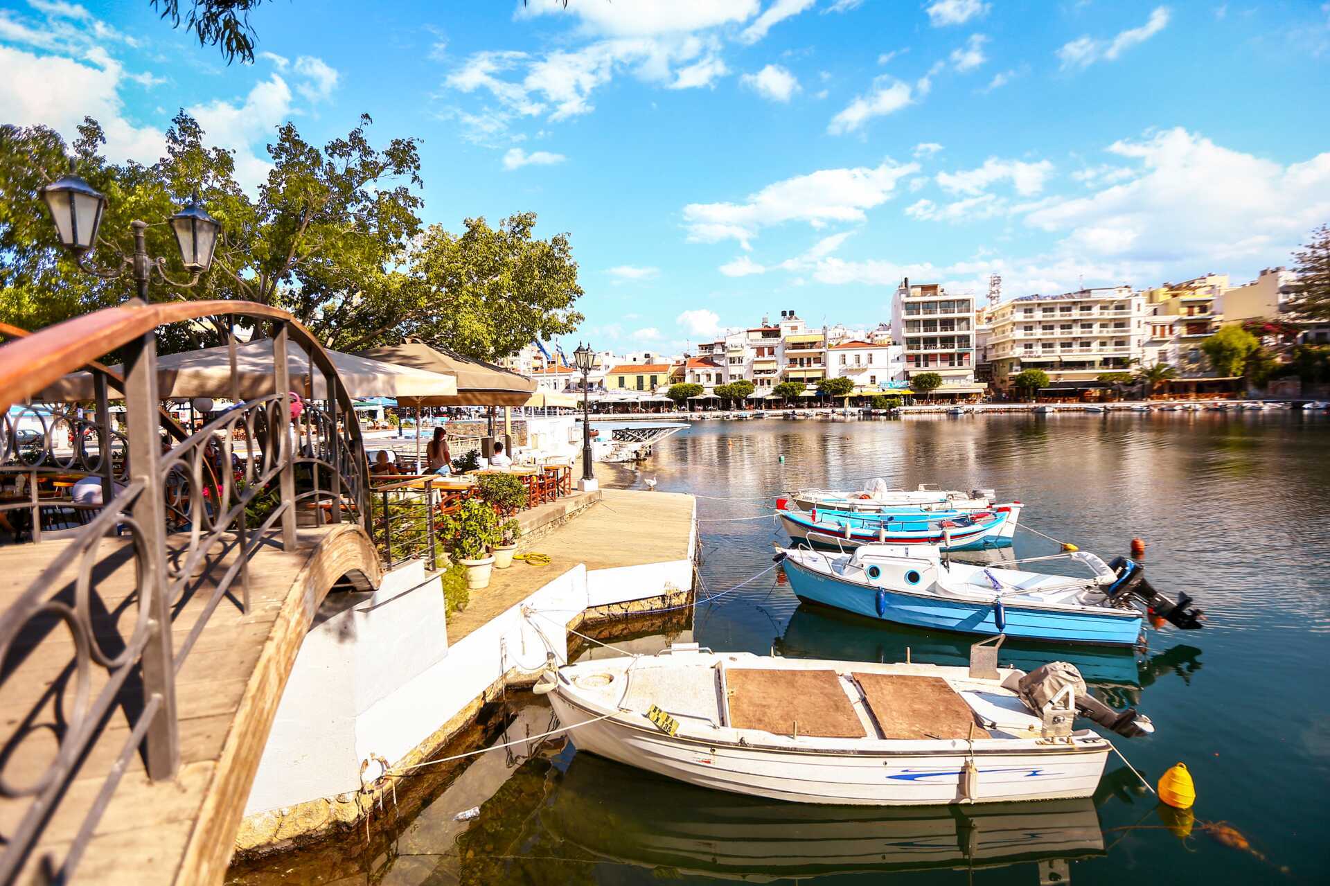 Hamnpromenaden i Agios Nikolaos på Kreta.