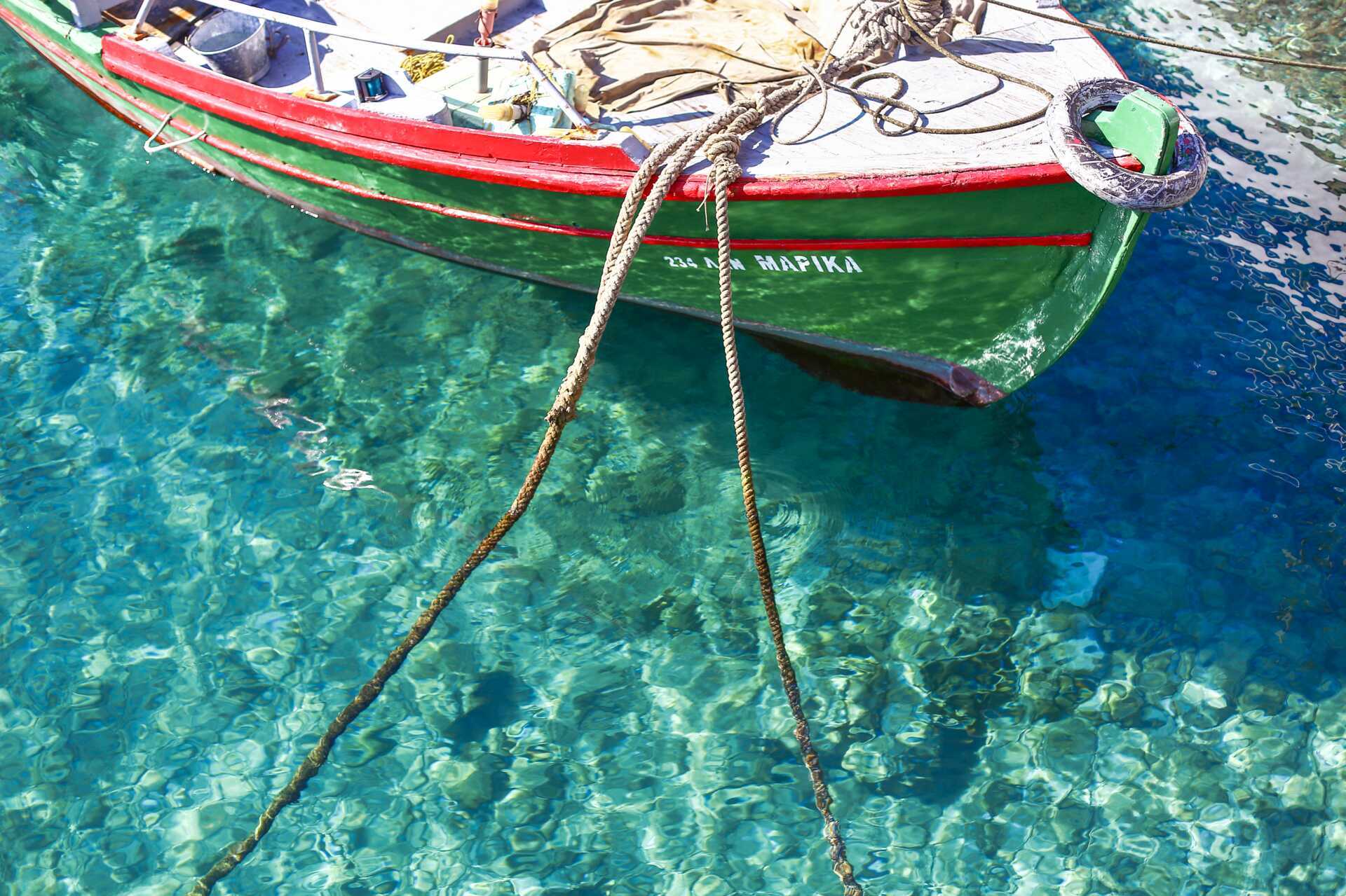 Kristallklart vatten i Agios Nikolaos på Kreta.