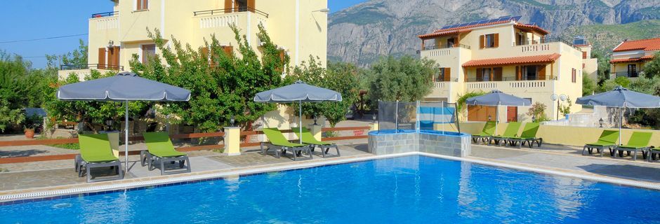 Poolområdet på hotell Agrilionas på Samos i Grekland.