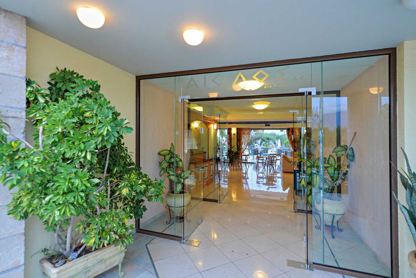 Entré på hotell Aiolos i Stoupa, Grekland.