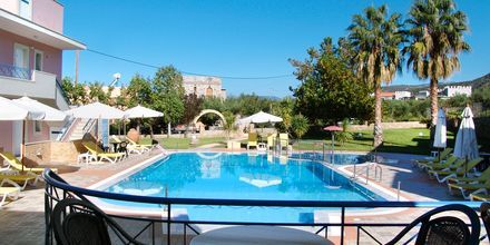 Pool på hotell Aiolos i Stoupa, Grekland.