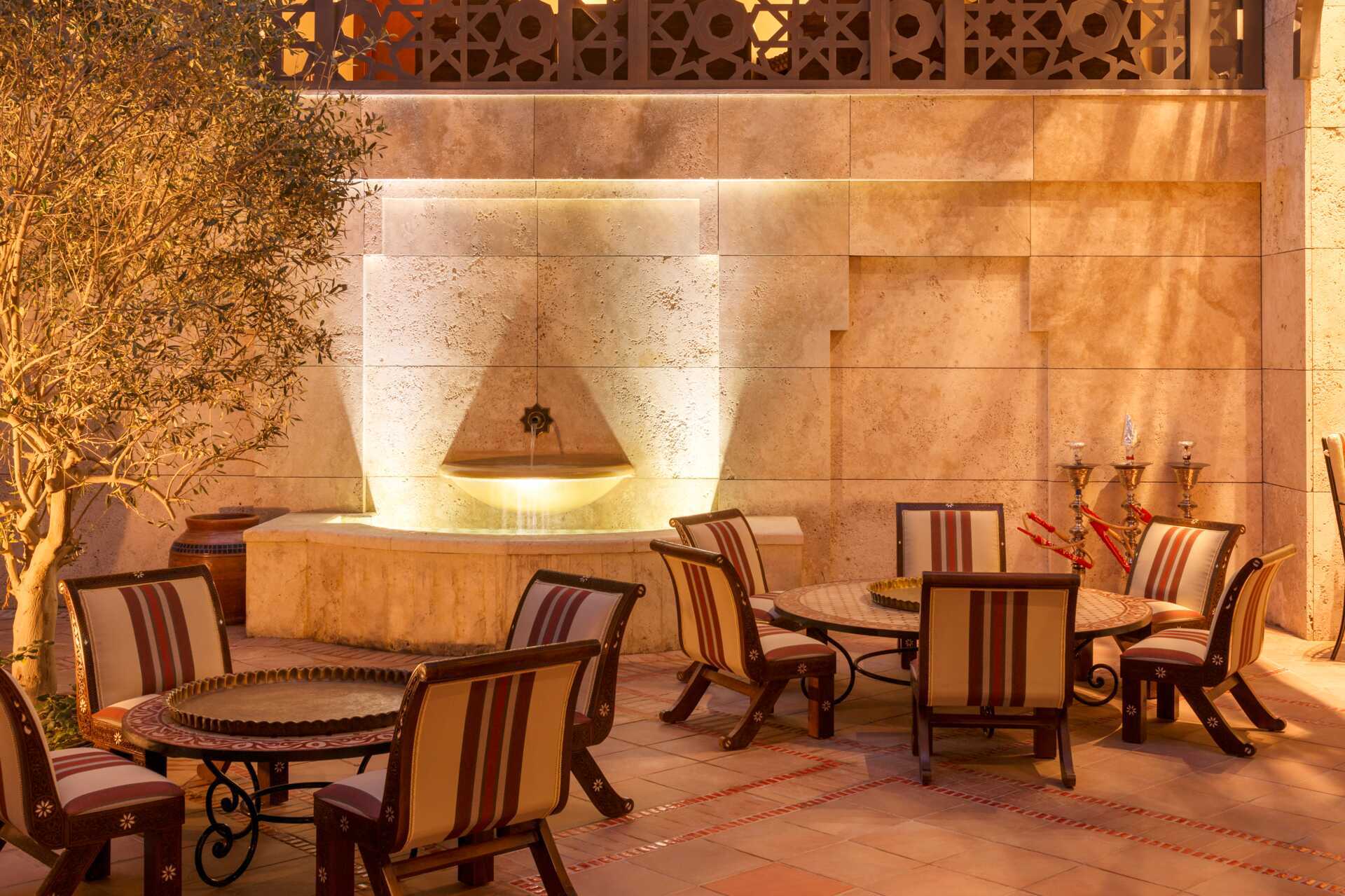 Bar på Ajman Saray, a Luxury Collection Resort i Ajman, Förenade Arabemiraten.