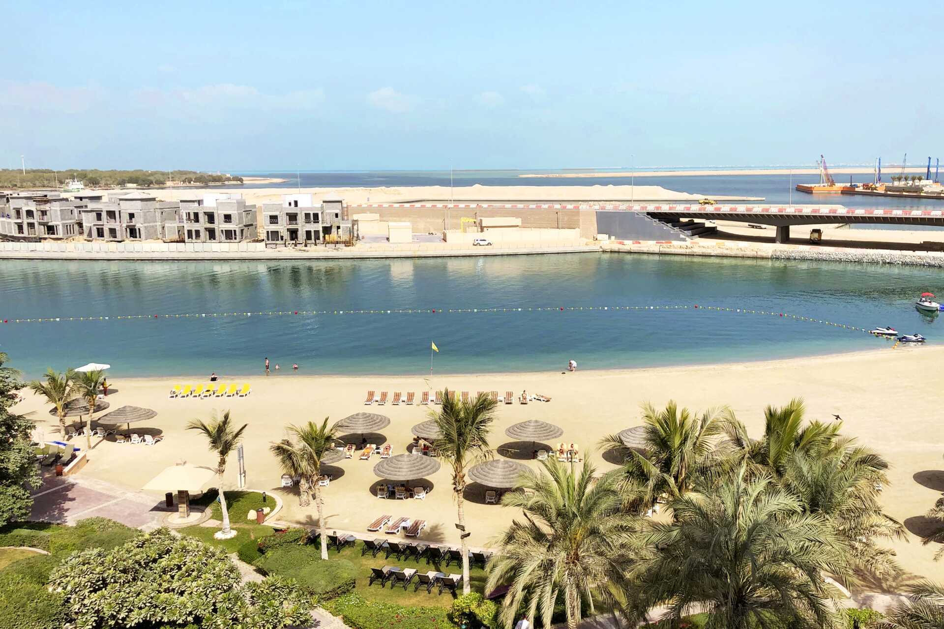 Strand och utsikt vid Al Raha Beach i Abu Dhabi, Förenade Arabemiraten.