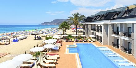 Poolområdet på hotell Alaaddin Beach i Alanya, Turkiet.