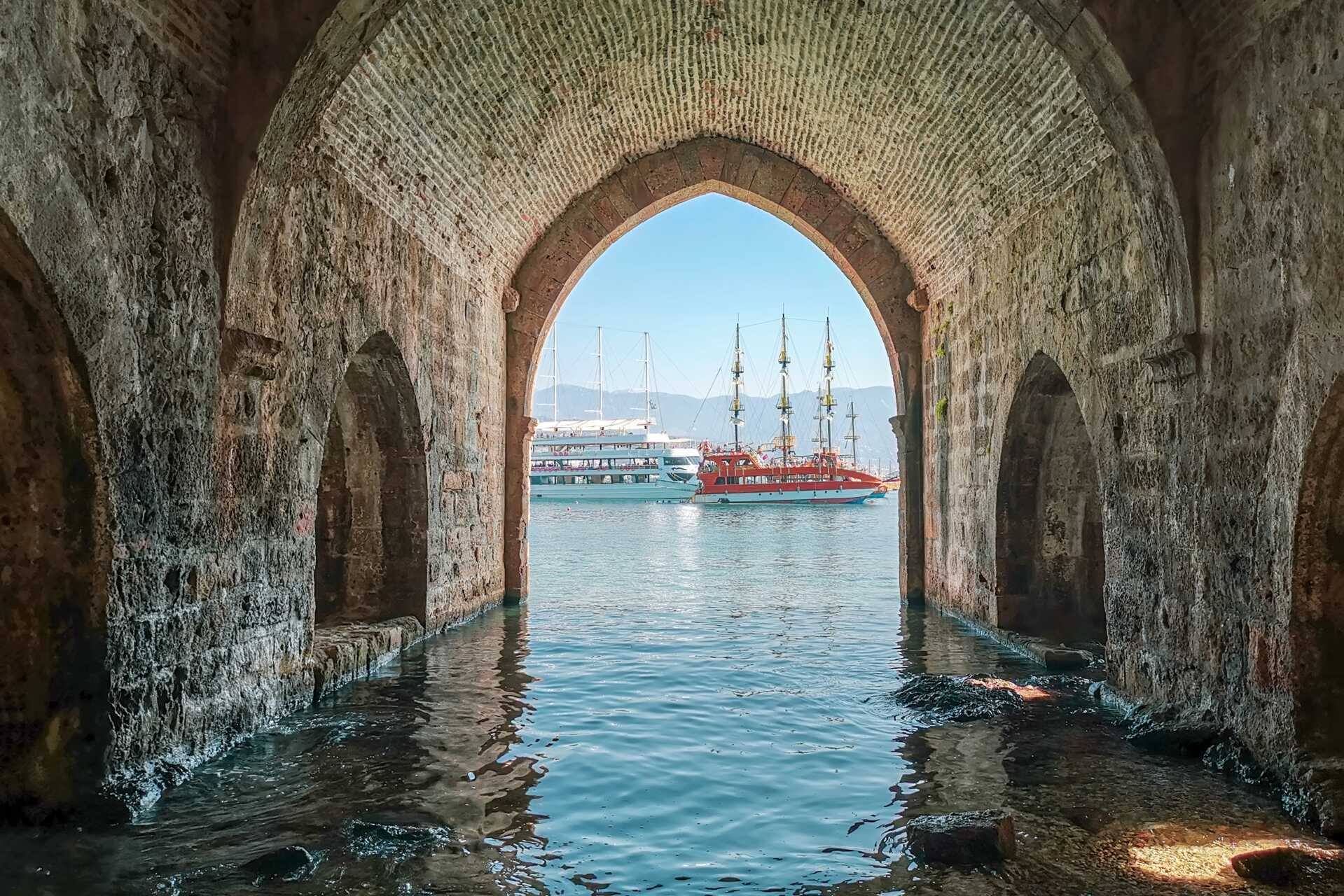I Turkiets hamnar samsas lyxbåtar med traditionella träbåtar.