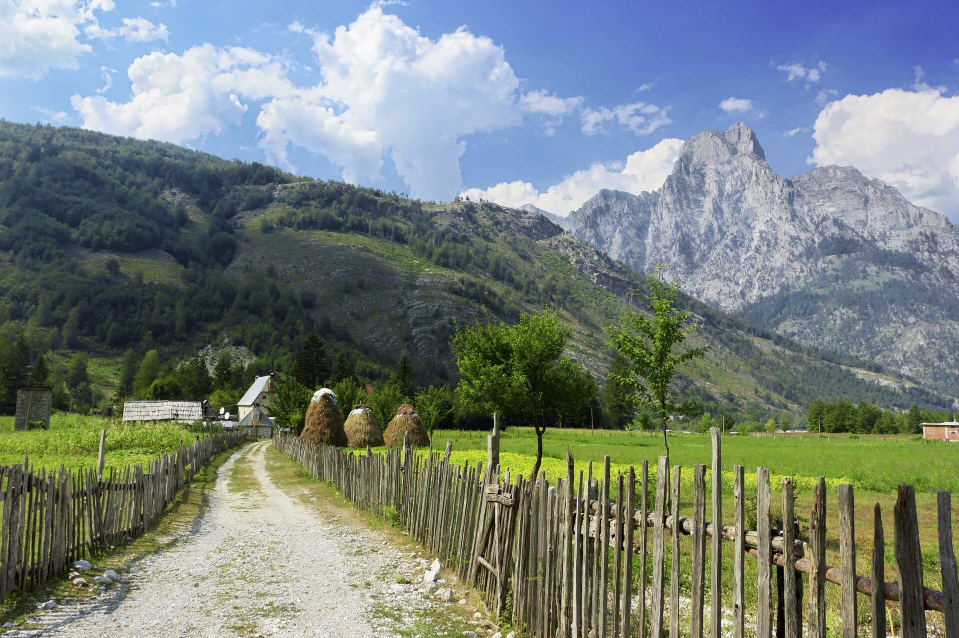 Vy upp mot de albanska alperna. Albaniens högsta berg, Korab, är 2753 meter högt.