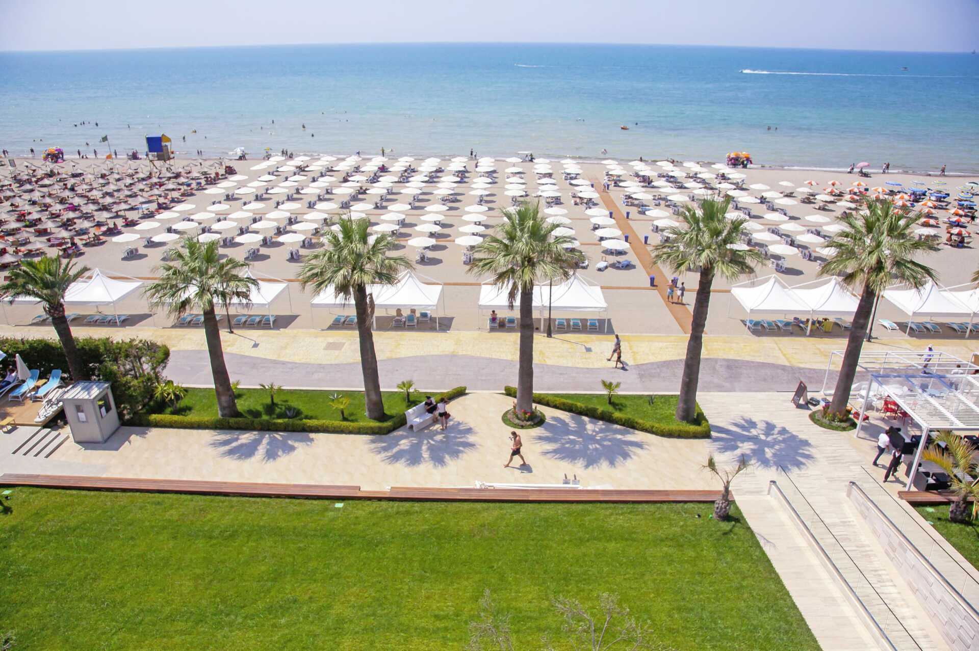 Stranden vid Premium Beach, Durres Riviera, Albanien.