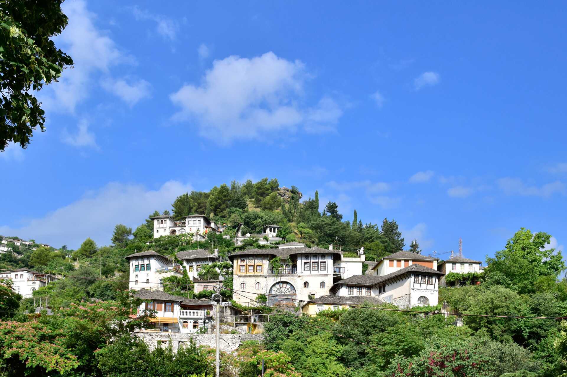 Gamla delen av staden Gjirokastra, med anor från det Osmanska riket på 1400-talet. Hit kan man åka på utflykt.