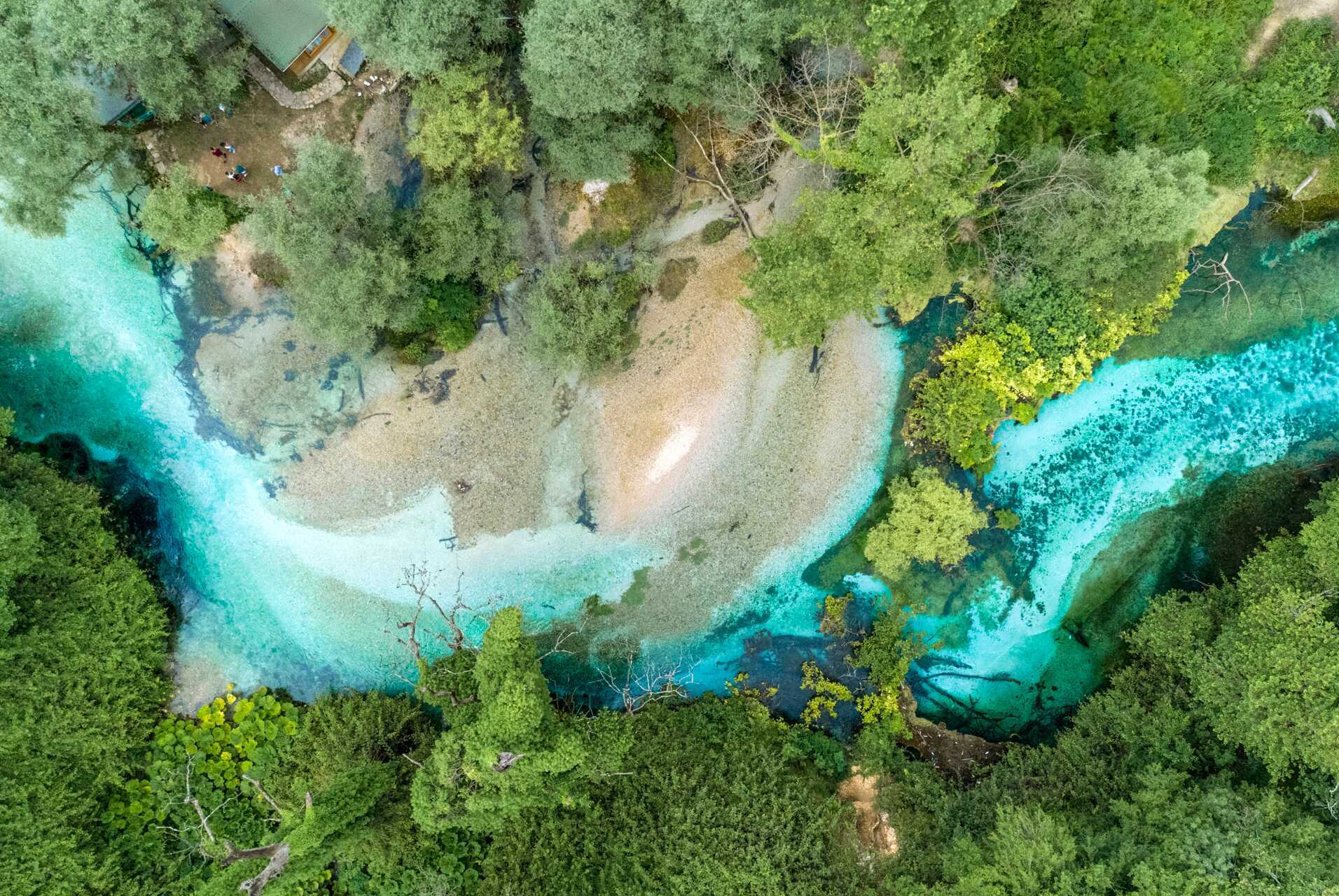 Det går att åka på utflykt till Syri i Kaltër - Blå ögat, utanför Saranda i Albanien.