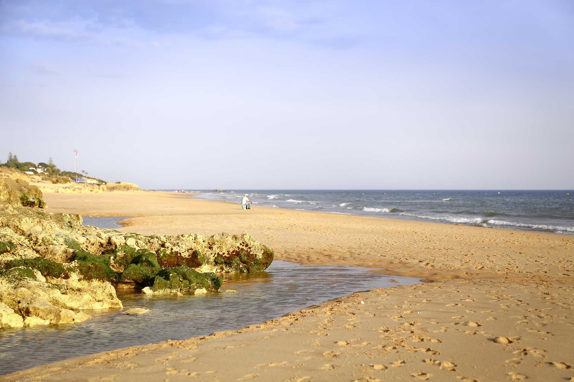 Praia Salgados-stranden vid Albufeira på Algarvekusten, Portugal.