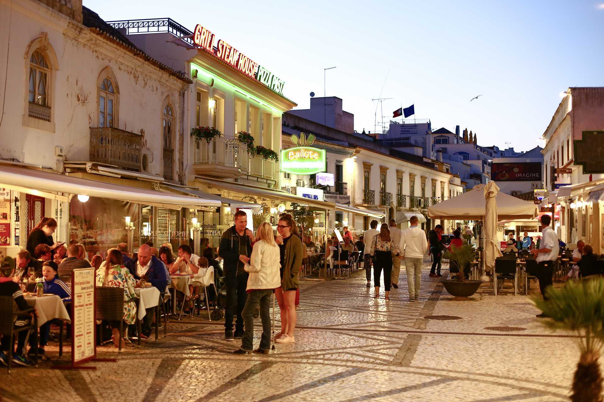 Kvällsliv i Albufeira på Algarvekusten.