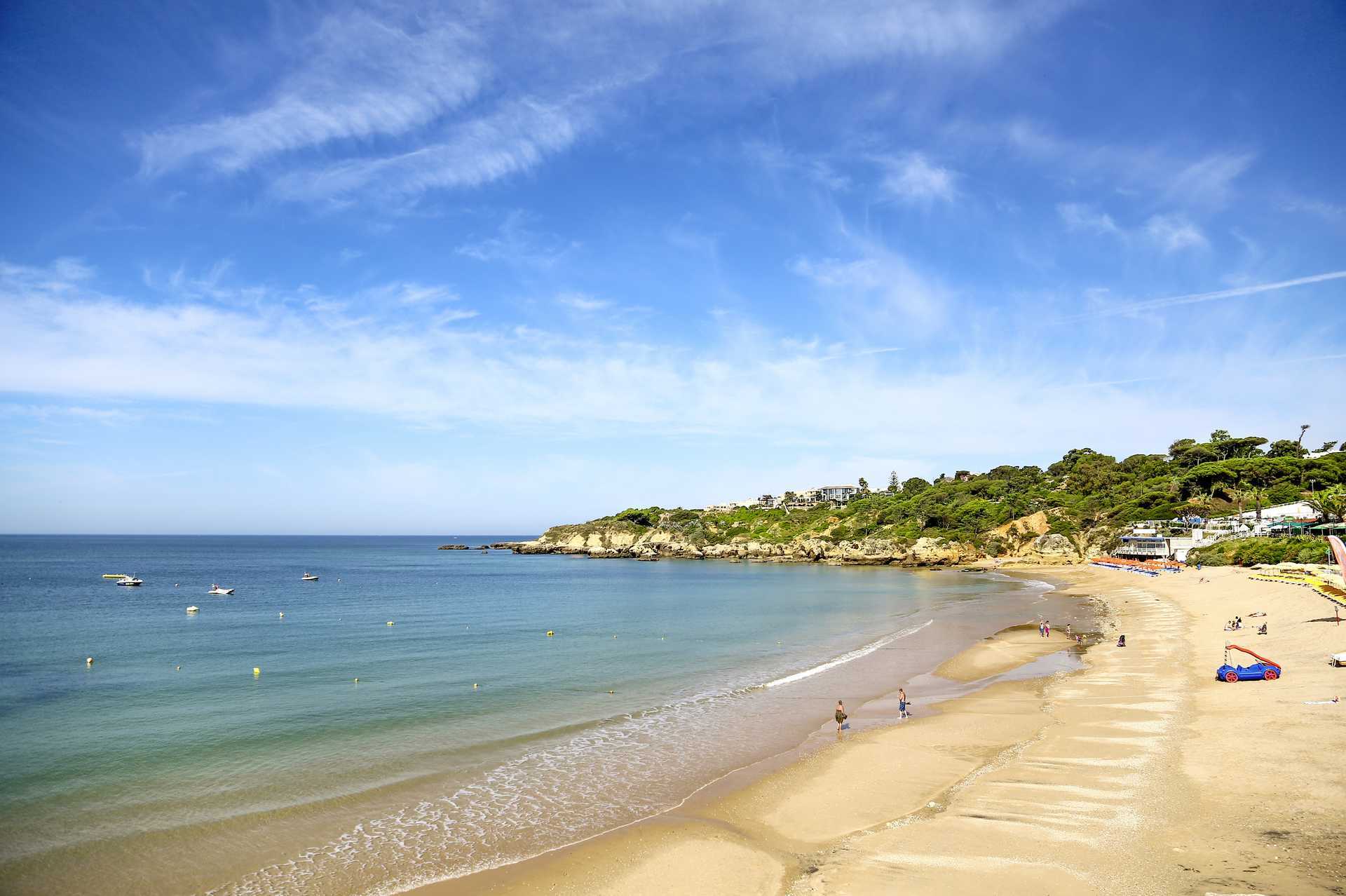 Praia da Oura-stranden vid Albufeira, Algarve.