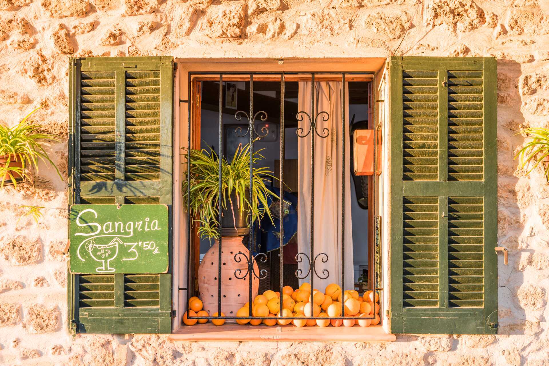 Restaurangfönster i gamla Alcudia.