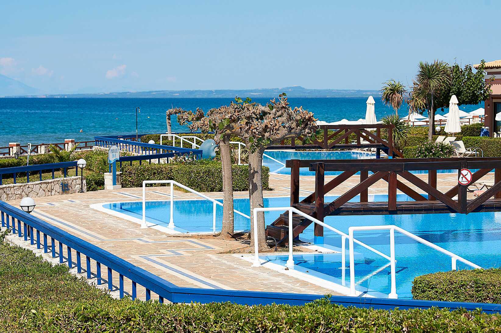 Pooler för boende i sviter och bungalows på hotell Aldemar Olympian Village i Skafidia, Grekland.