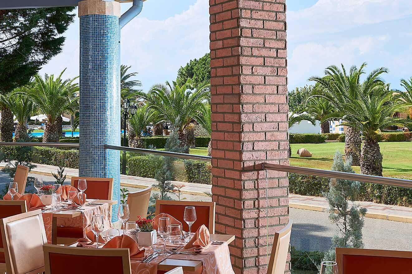 Restaurang Sympossio på hotell Aldemar Olympian Village i Skafidia, Grekland.