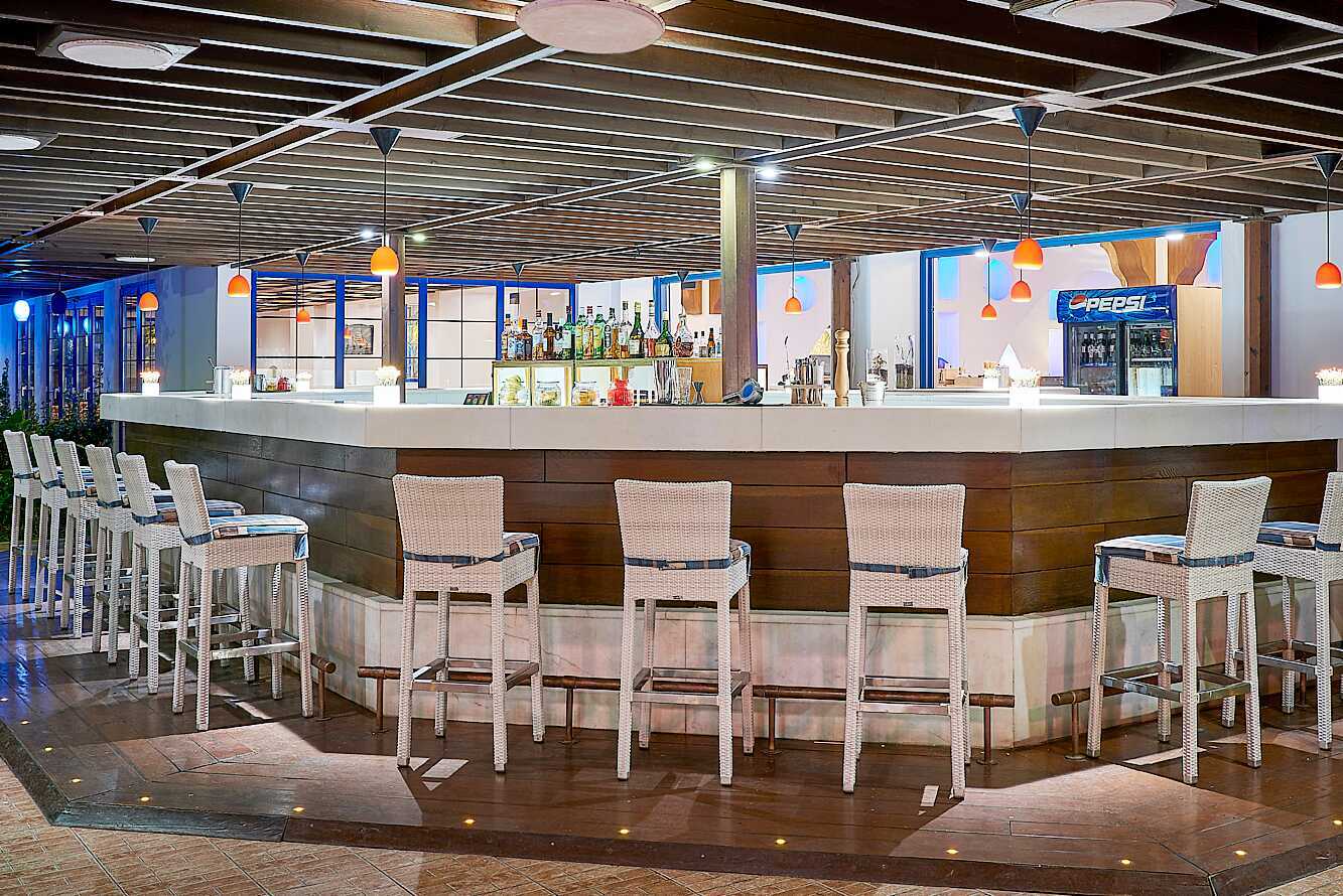 Bar på hotell Aldemar Olympian Village i Skafidia, Grekland.