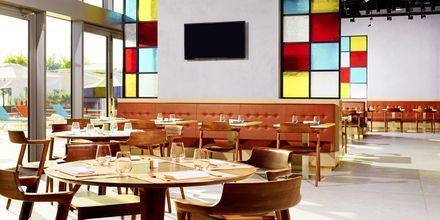 East & Seaboard Eatery & Lounge på hotell Aloft Palm Jumeirah, Dubai.