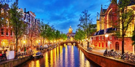 Kanal i Amsterdam på kvällen.