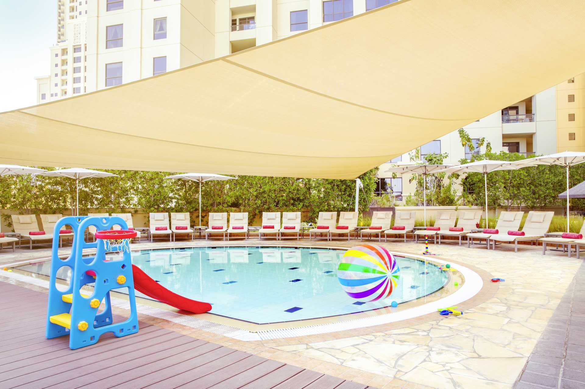 Barnpool på Amwaj Rotana Jumeirah Beach i Dubai, Förenade Arabemiraten.