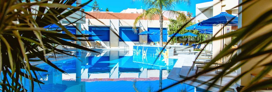 Poolområde på hotell Anais Summerstar i Agii Apostoli, Kreta, Grekland.