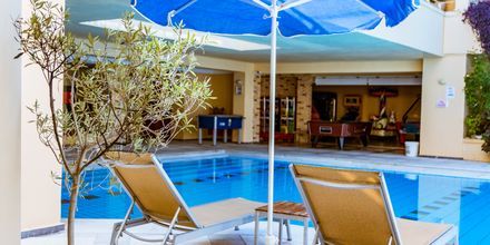 Poolområde på hotell Anais Summerstar i Agii Apostoli, Kreta, Grekland.