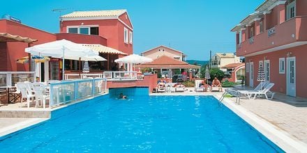 Poolområdet på hotell Anastasia i Agios Georgios, Korfu.