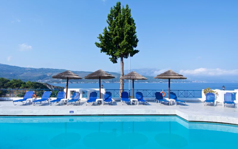 Poolområdet på hotell Andromeda i Samos stad, Grekland.