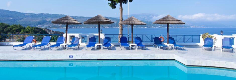 Poolområdet på hotell Andromeda i Samos stad, Grekland.