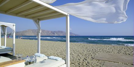 Stranden vid Anemos Luxury Grand Resort i Georgiopolis på Kreta.
